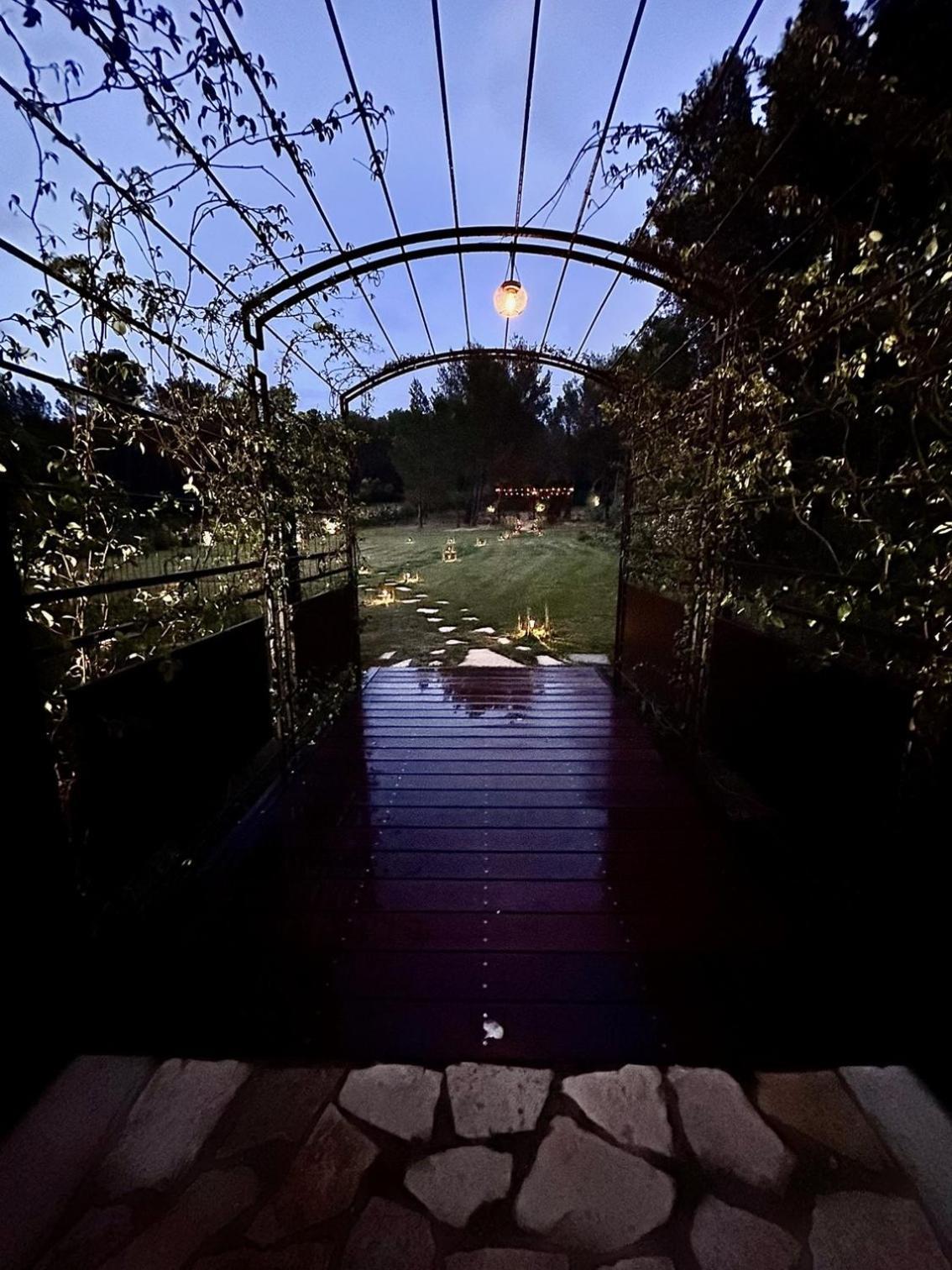 Le Jardin Des Amandiers Chateaurenard Exterior photo